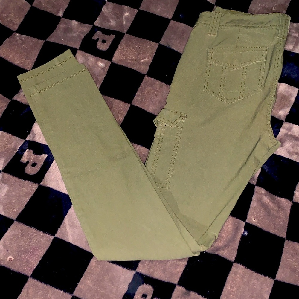 EXPRESS Women’s Pants. Olive Green. Size 6 but has a lot of stretch room.